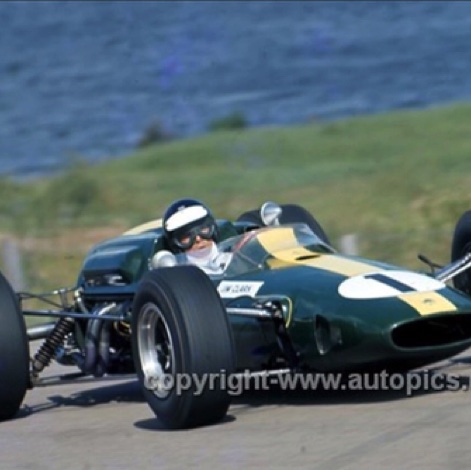 Jimmy sur le circuit avec la Lotus 39 de Lakeside Jimmy sur le circuit avec la Lotus 39 de Lakeside